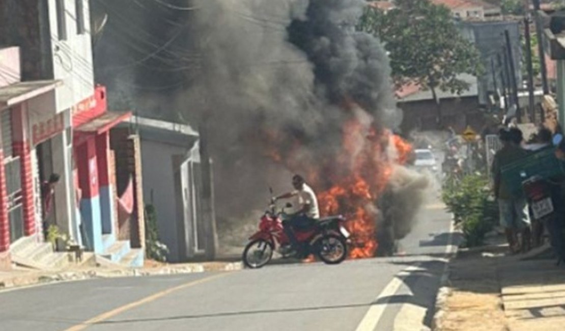 Chamas tomam conta de ônibus em via pública de Santana do Mundaú