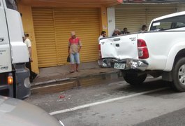 Colisão entre caminhão e caminhonete deixa trânsito lento na Rua 30 em Arapiraca