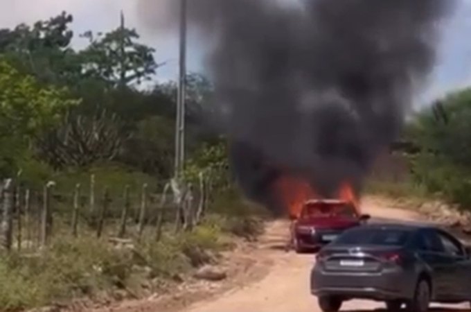 Carro pega fogo em estrada vicinal na zona rural de Delmiro Gouveia