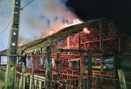 Incêndio destrói feira de artesanato da Barra de Santo Antônio, em Alagoas