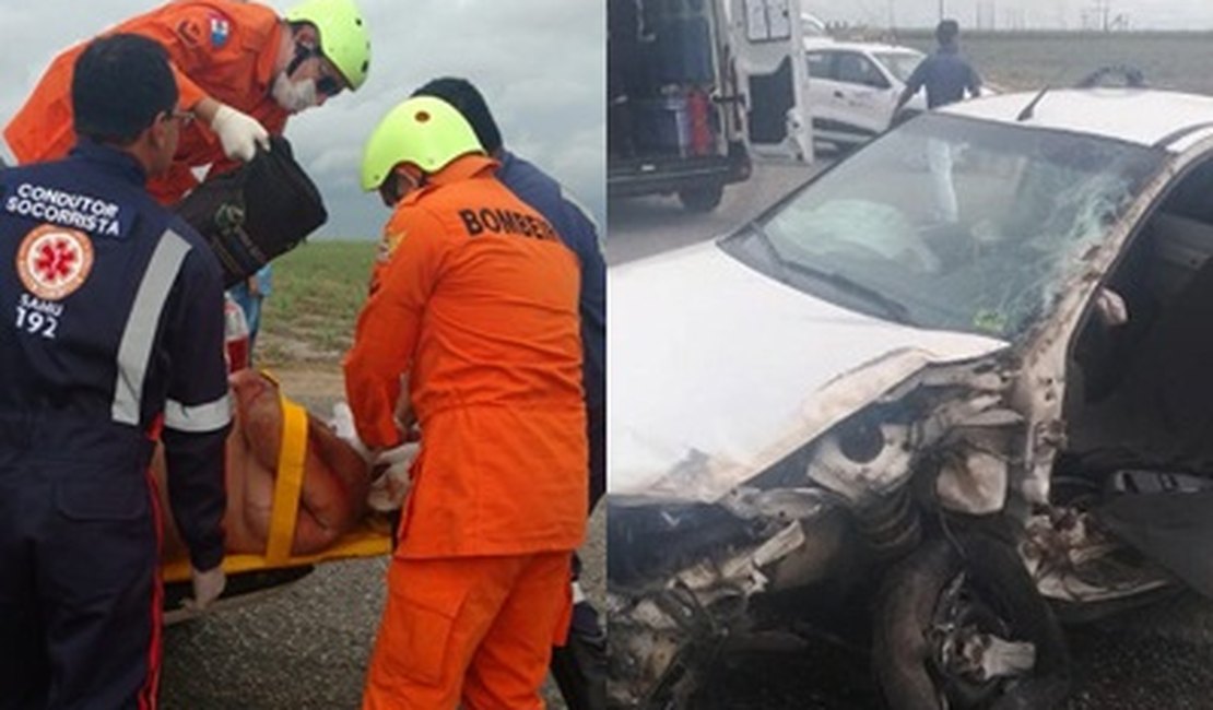 Colisão entre carro e caminhão deixa homem preso às ferragens entre Penedo e Igreja Nova