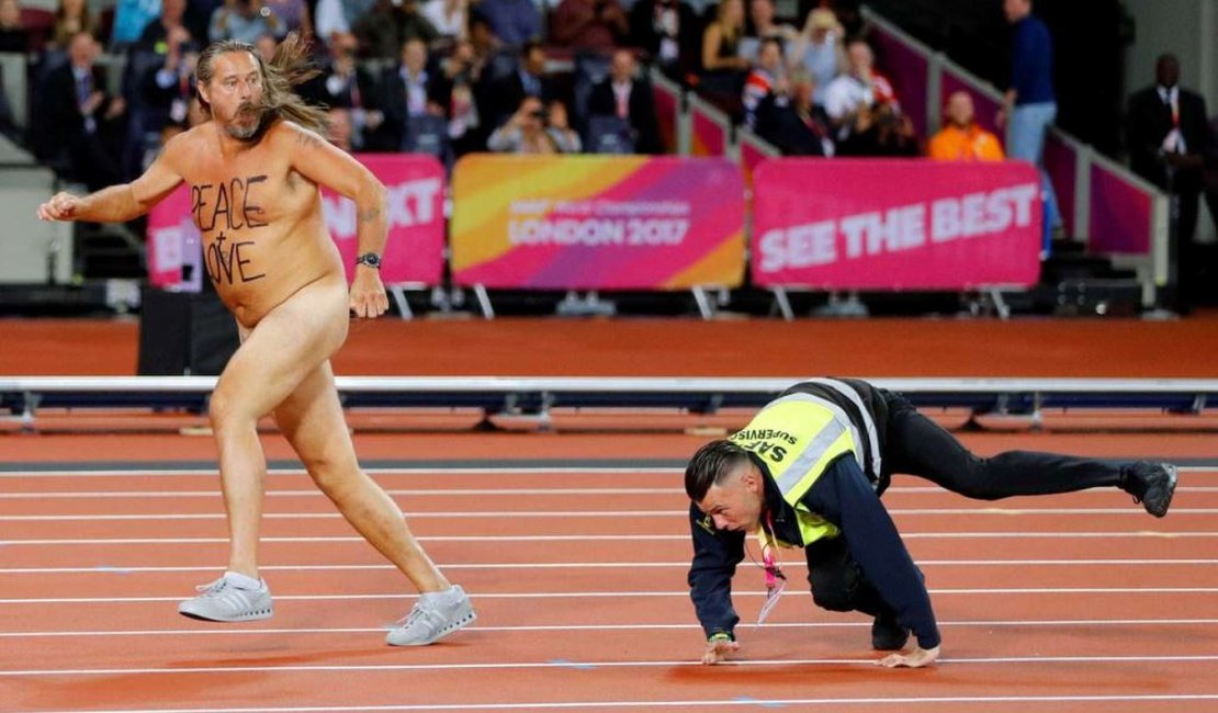 ‘Peladão’, homem invade Mundial de Atletismo e pede ‘paz e amor’. Confira as fotos!