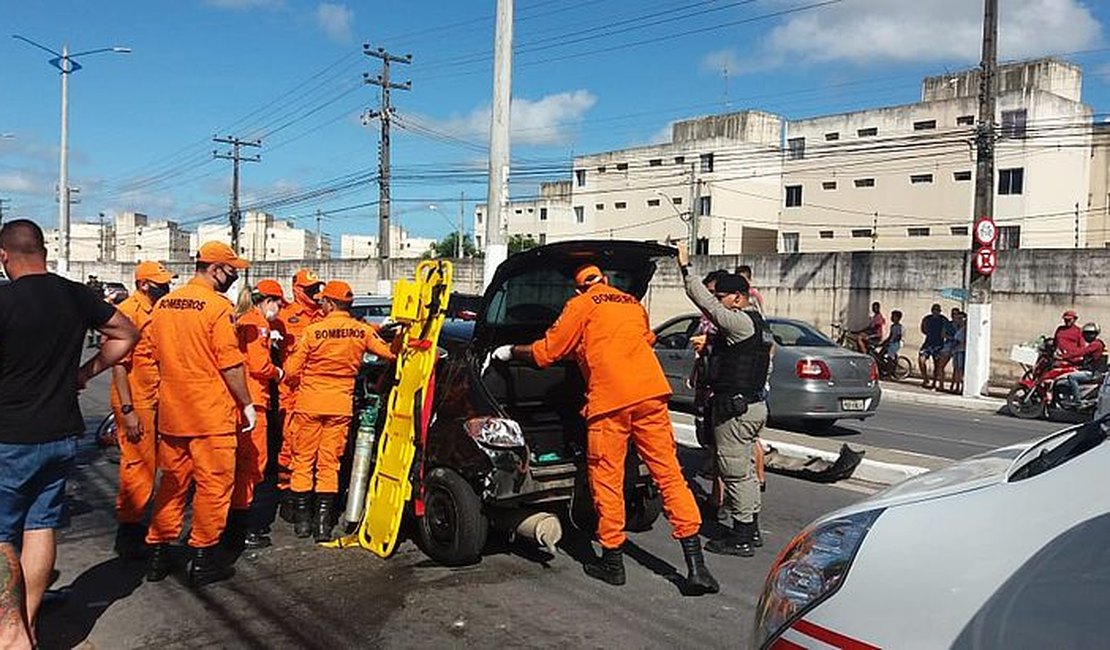 Acidente com caminhão, carros e duas motos deixa feridos em Maceió