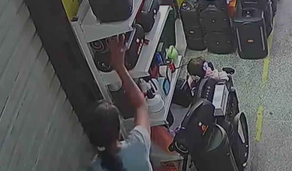 VÍDEO: Mulher é flagrada furtando caixa de som no Shopping Popular, em Arapiraca