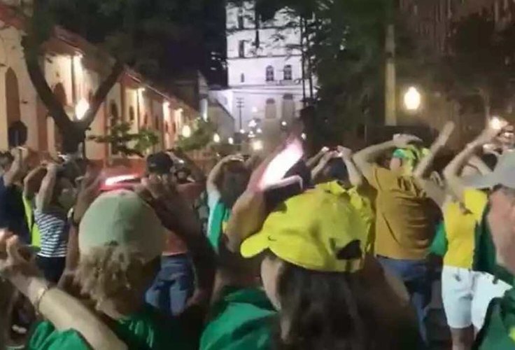 Apoiadores de Bolsonaro tentam se comunicar com 'ETs' e pedem 'intervenção alienígena' em Porto Alegre