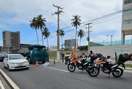 Homem morre após ser atropelado por caminhão na orla de Maceió