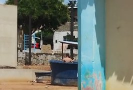 Vídeo. Casal é flagrado fazendo sexo em local público em plena luz do dia, no Agreste alagoano