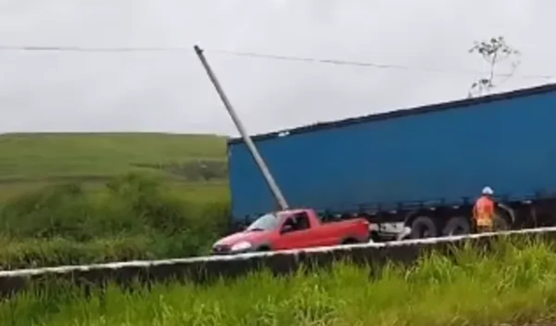 Motorista perde controle de carreta e veículo fica atravessado em rodovia alagoana