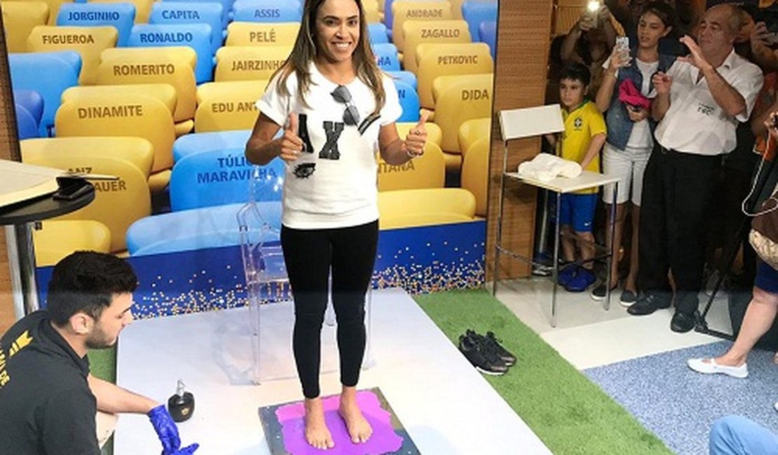 Marta se torna a 1ª mulher a ter os pés na Calçada da Fama do Maracanã