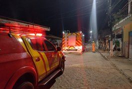 Família esquece de apagar fogo após assar milho no quintal de casa e incêndio é registrado em Arapiraca