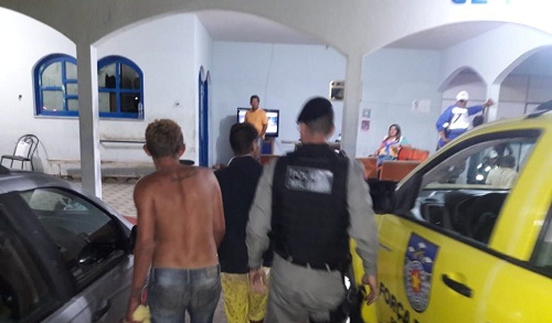 Instantes após furtar cinquentinha, dupla é capturada pela polícia em Arapiraca