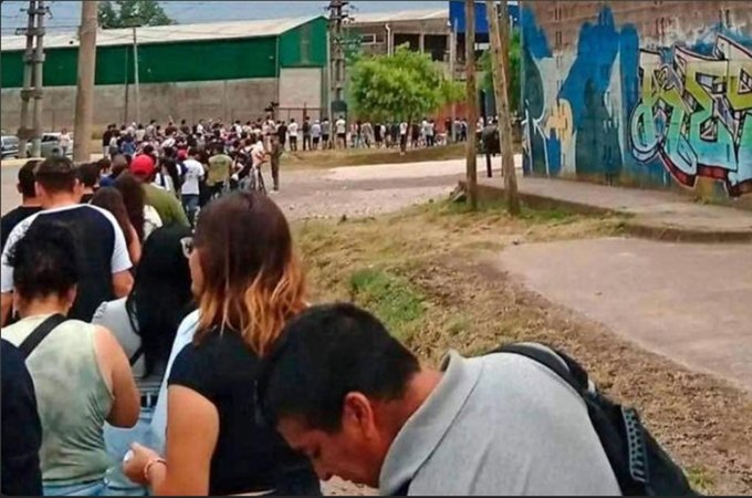VÍDEO: Cerca de 2 mil pessoas fazem fila por emprego em frigorífico na Argentina