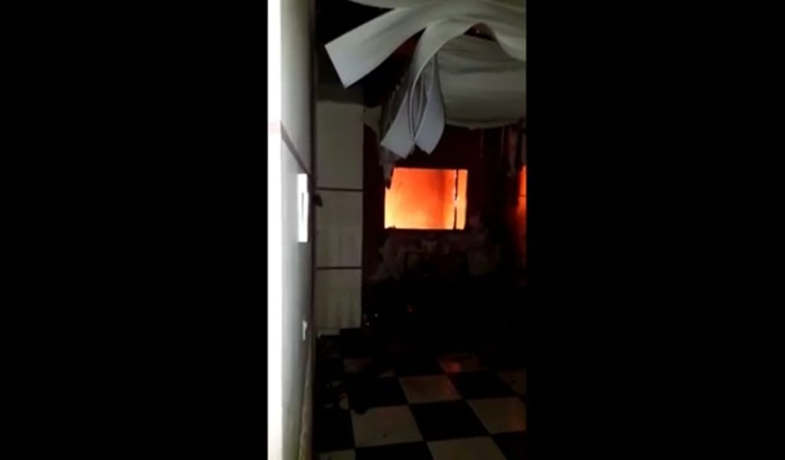 Incêndio destrói residência durante a madrugada em Teotônio Vilela.