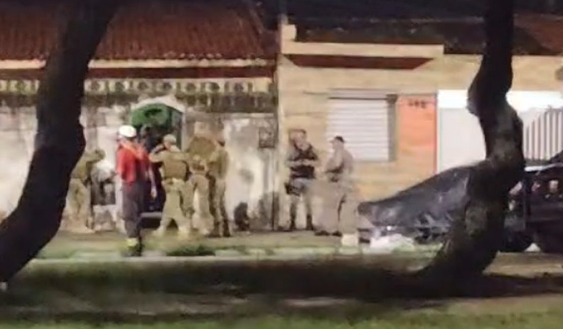 Homem armado com facão mantém filhas e esposa trancadas dentro de banheiro em Maceió; bope foi acionado e resgatou vítimas