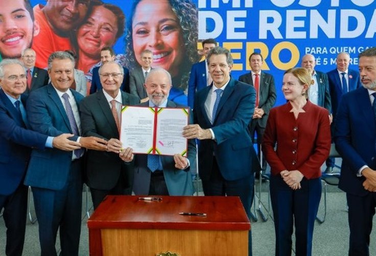 Ao lado de Arthur Lira e Renan Calheiros, Lula sanciona  lei que garante Imposto de Renda zero para quem recebe até R$ 5 mil