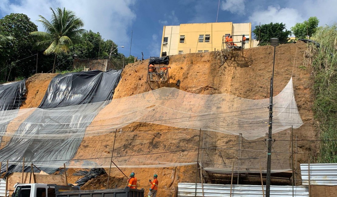 Prefeitura de Maceió inicia obra de contenção definitiva em mais uma encosta na capital