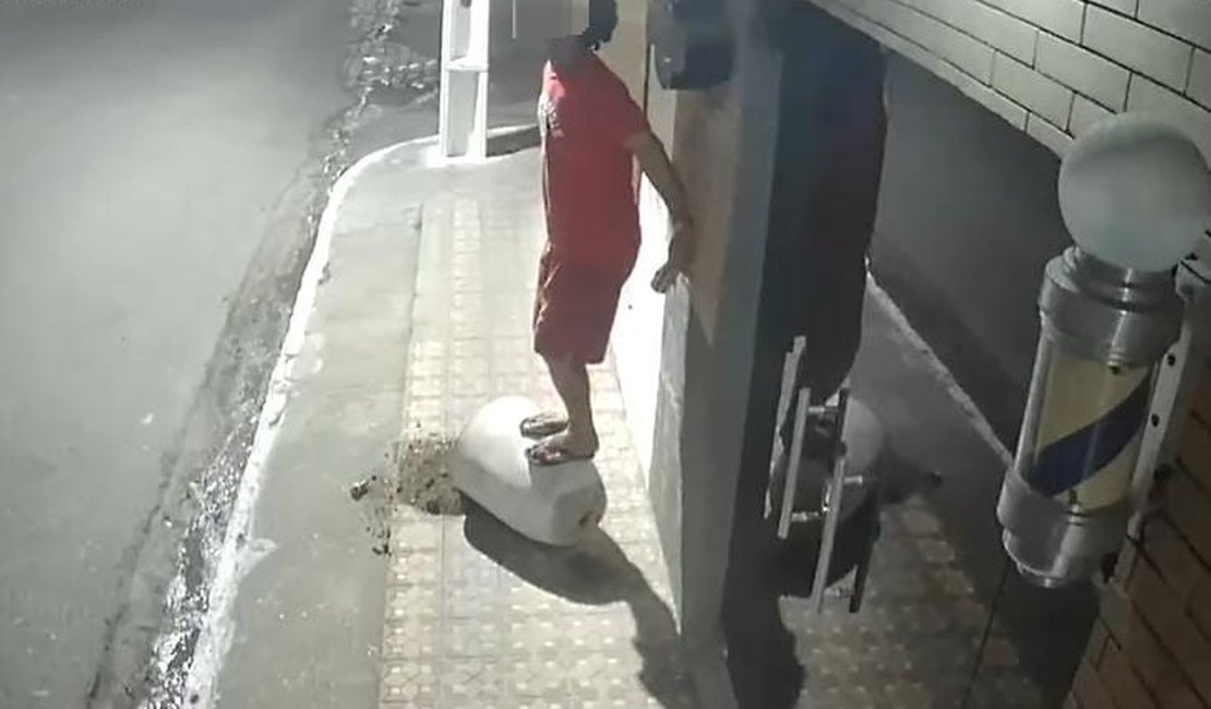 VÍDEO: Ladrão furta câmeras de monitoramento de barbearia no bairro Brasília