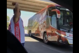 VÍDEO. Torcedores atacam ônibus do CRB com jogadores e comissão técnica