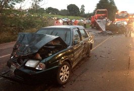 Seis pessoas morrem em acidente entre cinco carros na rodovia PR-486