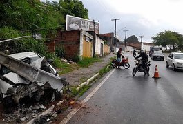 Colisão de carro em poste deixa condutor ferido em Maceió