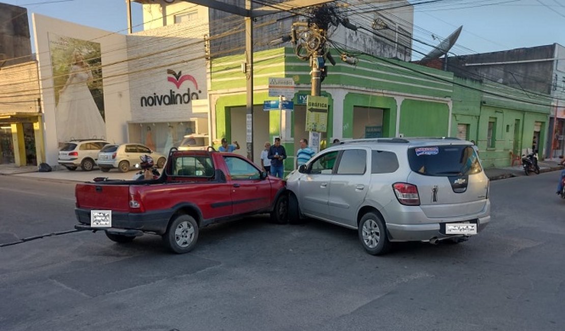 Colisão entre veículos deixa trânsito congestionado no Centro de Arapiraca