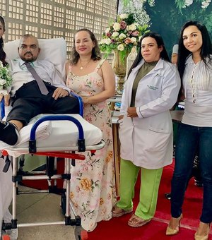 Paciente internado com câncer se casa dentro de hospital no Sertão