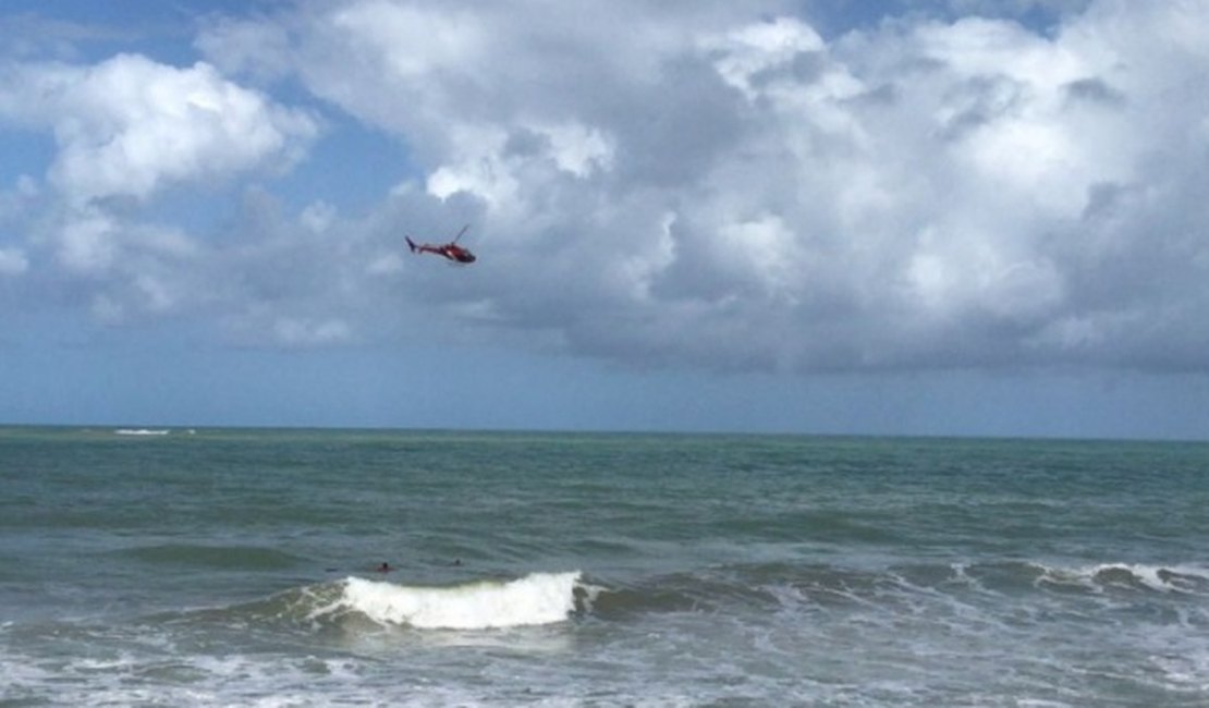 Bombeiros fazem buscas a procura de um adolescente que desapareceu após entrar no mar de Jacarecica, em Maceió