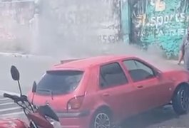Carro pega fogo e assusta motoristas e pedestres no Centro de Arapiraca