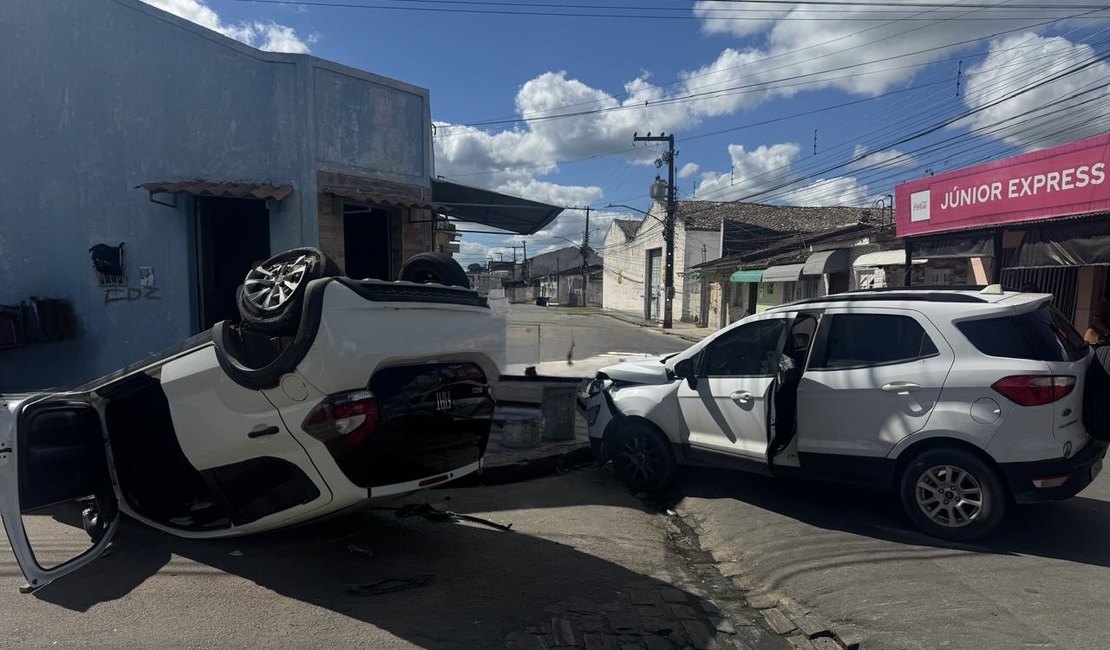 Motorista perde controle, provoca colisões e capota veículo no bairro Brasília, em Arapiraca