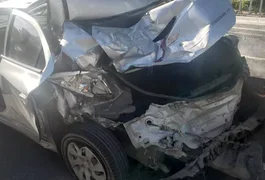 Micro-ônibus atinge seis carros e duas motos no Centro de Maceió