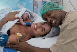 Nasce primeiro filho de Thiaguinho e Carol Peixinho