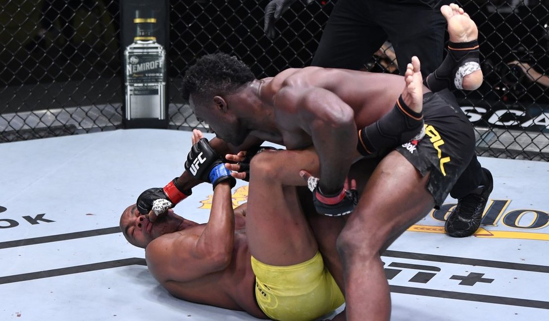 Anderson Silva é nocauteado por ﻿Uriah Hall no seu adeus ao UFC