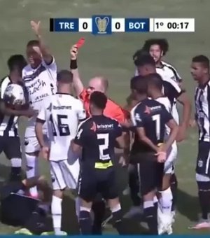 Árbitro alagoano acerta e expulsa jogador do Botafogo-PB com 10 segundos de jogo