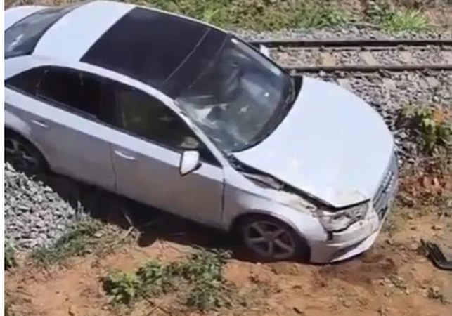 Condutor perde o controle e carro cai sobre linha férrea, em Arapiraca