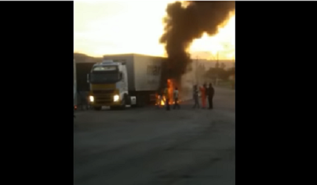 VÍDEO. Carreta pega fogo na BR-101, em São Miguel dos Campos