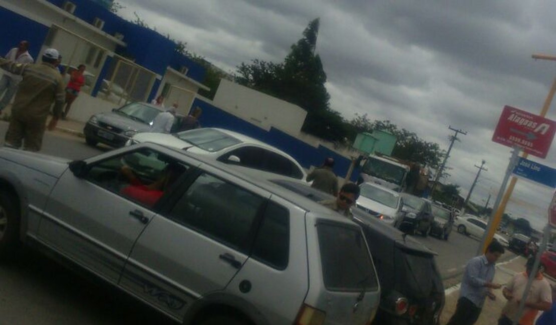 Colisão envolvendo quatro veículos deixa trânsito lento no bairro Santa Edwiges, em Arapiraca