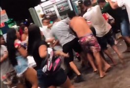 Vídeos. Pátio de posto onde frentista foi morto a tiros vira palco de briga generalizada entre jovens, em Arapiraca