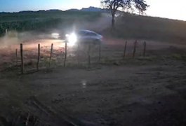 Sete criminosos armados e com rostos cobertos roubam carro na zona rural de Girau do Ponciano