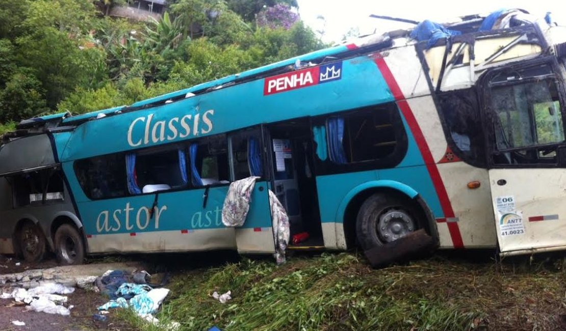 Acidente com ônibus deixa 14 mortos na Rodovia Régis Bittencourt, em SP