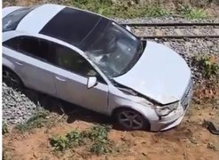 Condutor perde o controle e carro cai sobre linha férrea, em Arapiraca
