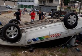 Táxi sobra em curva e capota ao lado de viaduto em Maceió