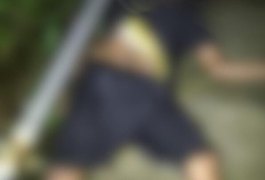 PM prende dois homens por assassinato a tiros em escadaria de grota em Maceió