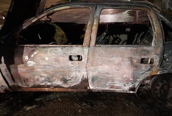 Carro fica completamente destruído após incêndio em Maceió