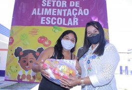SEMED Penedo entrega novos kits alimentação com a presença do Prefeito Ronaldo Lopes