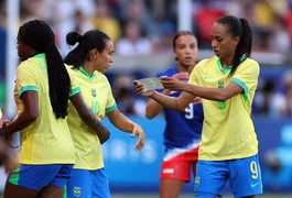 Brasil perde para os EUA e fica com a prata no futebol feminino em Paris