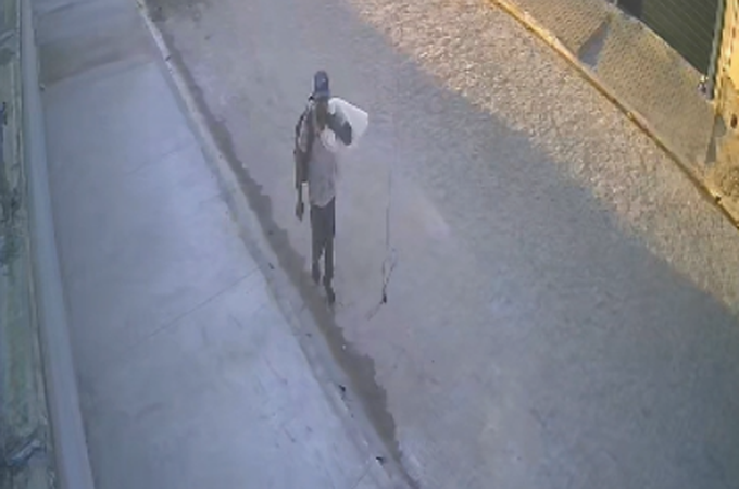 Câmera flagra homem pulando muro e invadindo residência no bairro Santa Esmeralda