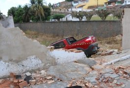 Casal rouba veículo e colide em muro após tentar fugir da polícia em Capela