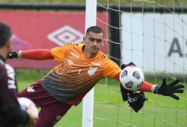 Com aval de Paulo Sousa, Flamengo mira a contratação de Santos, goleiro do Athletico-PR