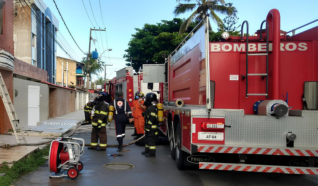 Passageiro e condutor de veículo ficam feridos após carro bater em poste e muro, em Maceió