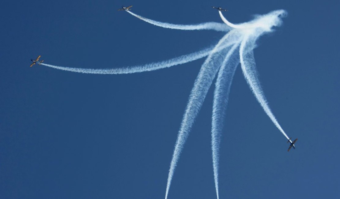 Aeronaves da Esquadrilha da Fumaça chamam atenção ao sobrevoar litoral de Alagoas